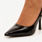 Patent leather pointed toe detail