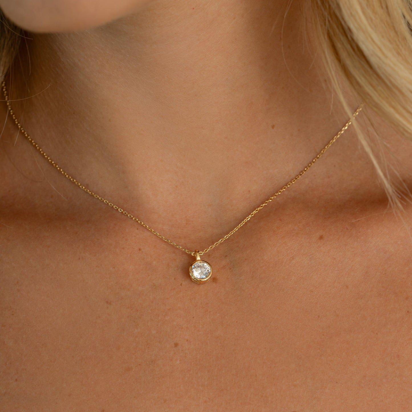 Dainty Round Bezel Pendant Necklace